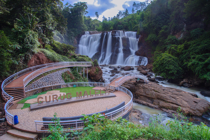 curug curug cantik di jawa barat yang sayang untuk dilewatkan kala liburan