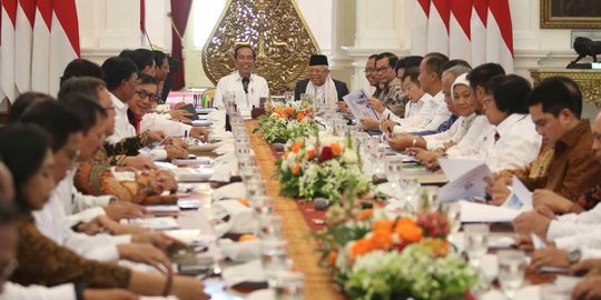 Survei Kepuasan Kinerja Jokowi Merosot, Sudah Waktunya Reshuffle Kabinet?