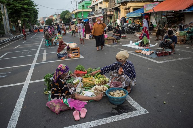 pasar tradisional sosial distancing di surabaya