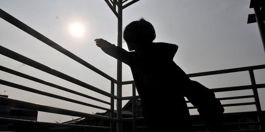 Potret Anak-Anak Ibu Kota Bermain Layangan di JPO