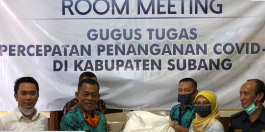 Bea Cukai Purwakarta Bersama PT Daenong Global Salurkan Bantuan APD ke Pemda Subang