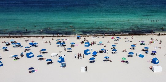 Pantai Miami Kembali Diserbu Pengunjung Setelah Tutup Tiga Bulan