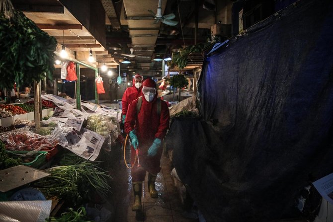 penyemprotan disinfektan di pasar senen