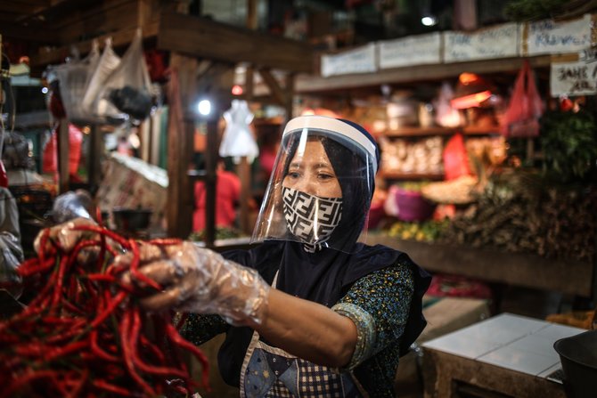 pedagang pakai face shield di pasar senen