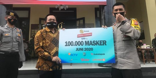 EMTEK Peduli Corona Serahkan Bantuan 100 Ribu Masker ke Polda Jabar