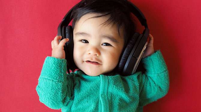 ilustrasi bayi memakai penutup telinga