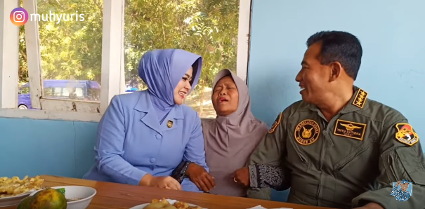 marsekal tni yuyu sutisna datang makan tempe