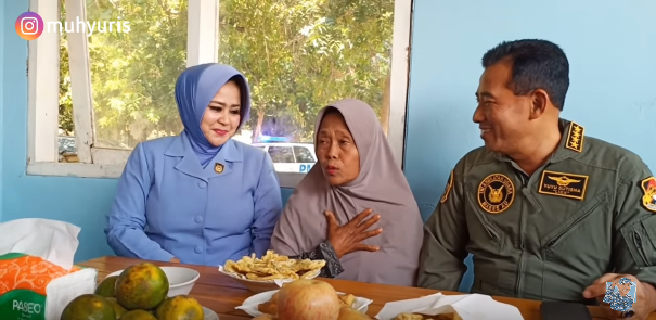 marsekal tni yuyu sutisna datang makan tempe