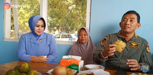 marsekal tni yuyu sutisna datang makan tempe