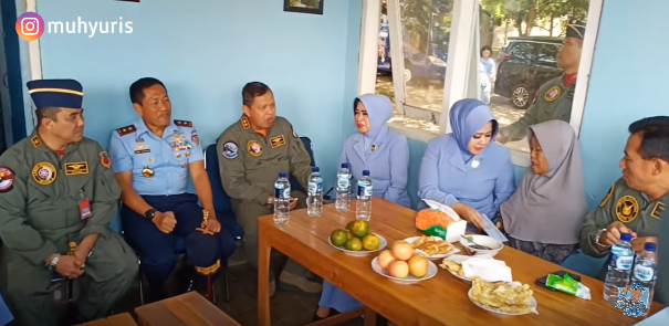 marsekal tni yuyu sutisna datang makan tempe