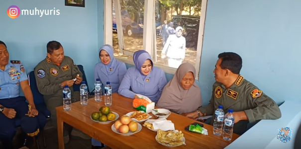 marsekal tni yuyu sutisna datang makan tempe