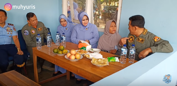 marsekal tni yuyu sutisna datang makan tempe