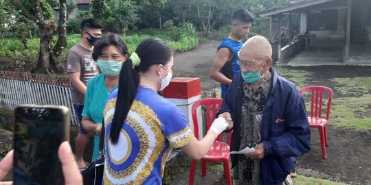 Blusukan ke Desa, Wakil Ketua DPRD Minahasa Utara Bagikan Bantuan ke Warga