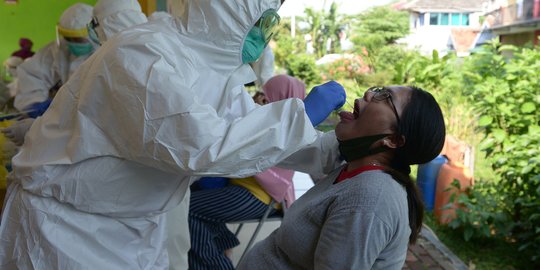 Jadi Syarat Melahirkan, Ibu Hamil Jalani Tes Swab