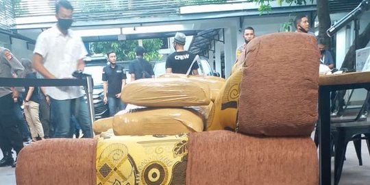 Sofa Berisi 336 Kilogram Ganja Asal Aceh Siap Edar di Jakarta Dibongkar Polisi