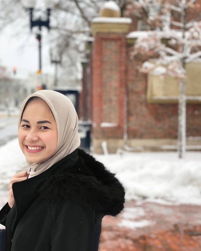 nadhira hijabers lulusan harvard