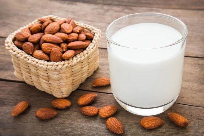 ilustrasi susu dan almond