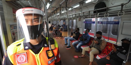 KAI Beri Pelindung Muka Pada Penumpang Kereta Jarak Jauh Gratis