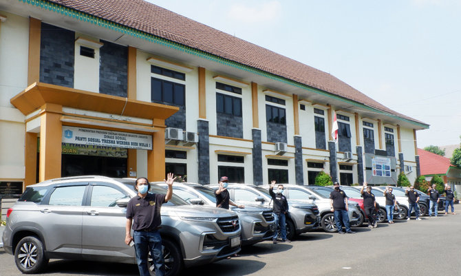 komunitas wuling almaz indonesia wali menyalurkan donasi masker dan sembako ke panti jompo sasana tresna werdha di ciracas jakarta