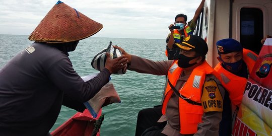 Polres Padang Pariaman Sebar Sembako Buat Nelayan Terdampak Covid-19