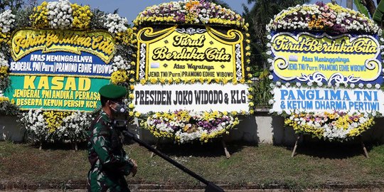 Karangan Bunga Hiasi Area Rumah Duka Almarhum Pramono Edhie Wibowo