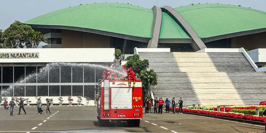 Penyemprotan Disinfektan Jelang Masa Sidang DPR