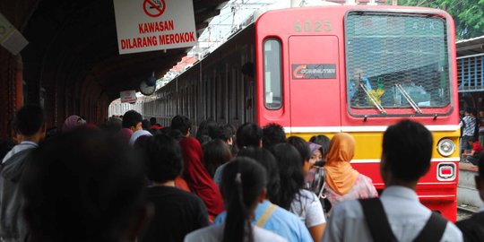 Strategi Anies dan Bima Arya Cegah Penumpukan Penumpang di KRL