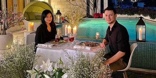 Meski Hanya di Rumah, Ini 5 Potret Makan Malam Romantis ala Titi Kamal & Christian