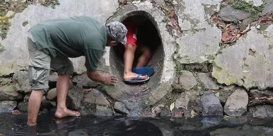 Dulu Tinggal di Gorong-gorong, Kini Leo Berhasil Lulus S3 & Jadi Konsultan Freeport