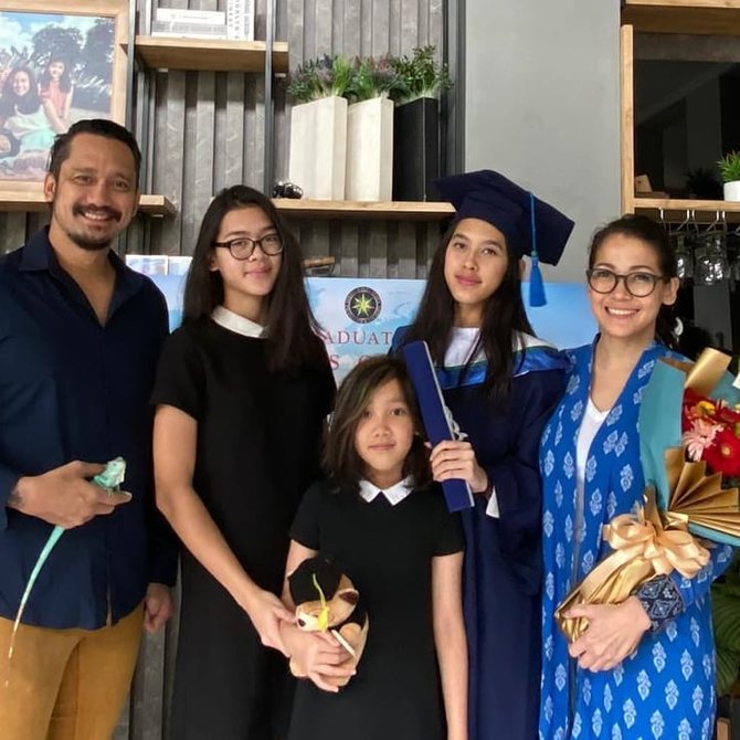 deretan artis dampingi anak wisuda online