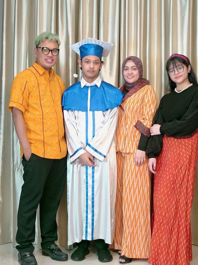 deretan artis dampingi anak wisuda online