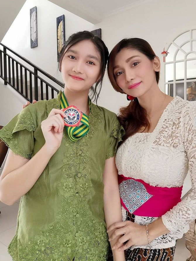 deretan artis dampingi anak wisuda online