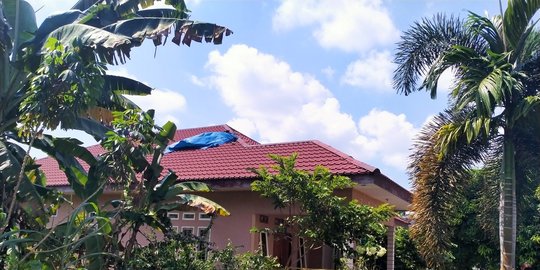 Atap Rumah Warga Rusak Tertimpa Kursi Pelontar Pesawat Tempur yang Jatuh
