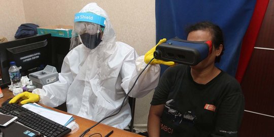 Cegah Penyebaran Covid-19, Petugas Pembuat e-KTP Kenakan APD