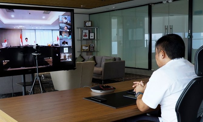 direktur utama telkom ririek adriansyah mengikuti acara kick off virtual melalui aplikasi video conference cloudx