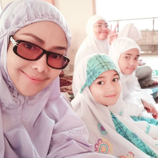 jarang tersorot ini 7 potret tiga putri cantik iyeth bustami