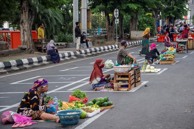 pasar tradisional sosial distancing di surabaya