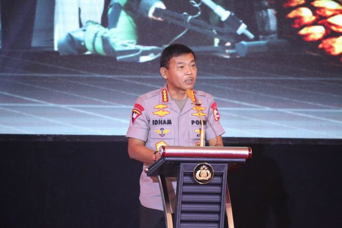 kapolri idham azis saat rapim polri di gedung ptik