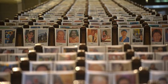 Ribuan Foto Korban Pandemi Hiasi Gereja Katedral di Peru
