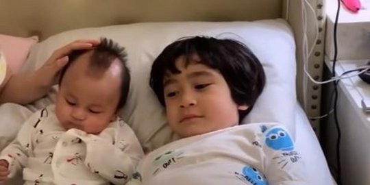 6 Potret Kedekatan Rafathar dan Kiano Tiger Wong, Bak Kakak Adik