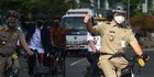 Ingatkan Warga Pakai Masker, Gubernur Anies Naik Sepeda Keliling Jakarta