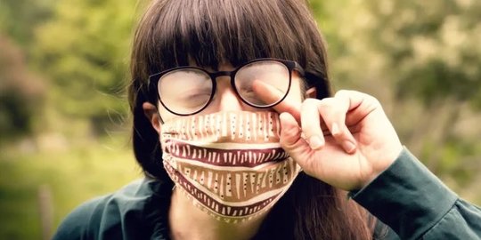 4 Tips Agar Kacamata Tak Berembun Saat Pakai Masker