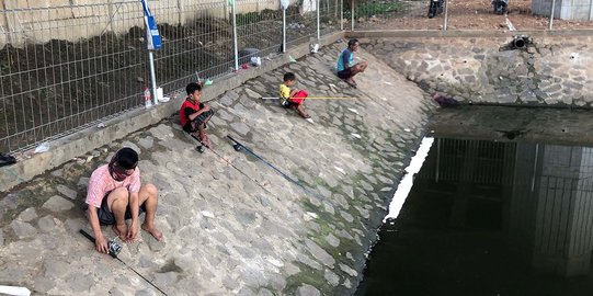 Kubangan di Jalan DI Panjaitan jadi Tempat Pemancingan Dadakan