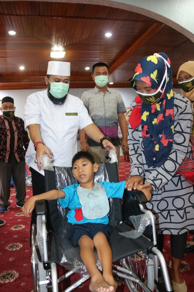 wali kota bengkulu helmi hasan saat memberikan bantuan kpeada kaum disabilitas