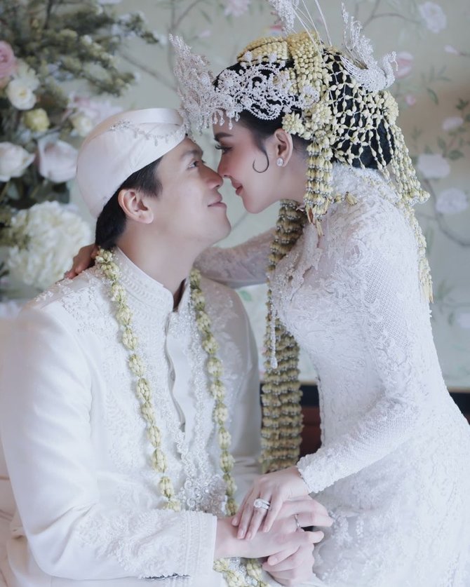 syahrini reino barack peluk cium ulala cetar membahana