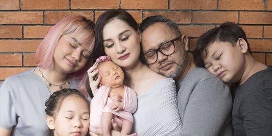 6 Potret Harmonis Keluarga Mona Ratuliu, Rayakan Kelahiran Anak Keempat