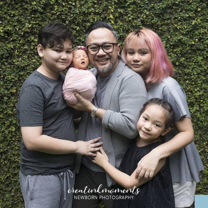 kelahiran anak keempat mona ratuliu