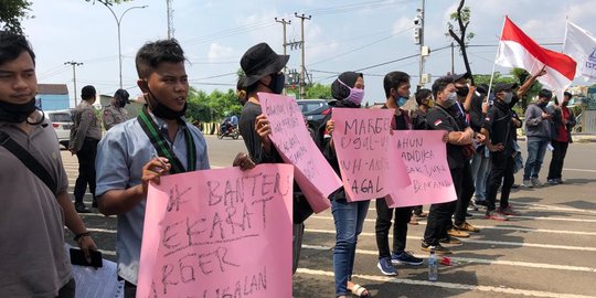 Protes Merger Bank Banten-BJB, Mahasiswa di Serang Bakar Ban dan Tabur Bunga