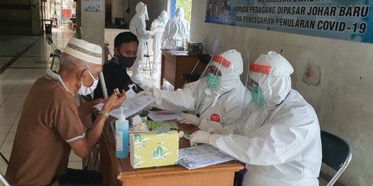 Petugas Swab Test 92 Pedagang di Johar Baru