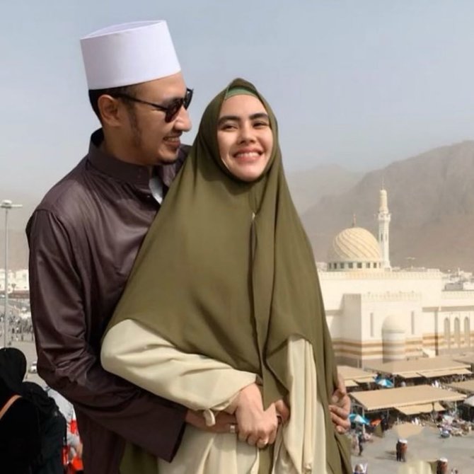 kartika putri dan habib usman umrah bersama sang anakinstagram kartika putri